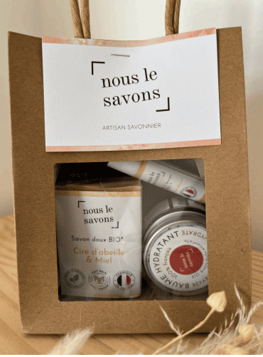 Photo d'un coffret avec un savon un baume et un stick à lèvres