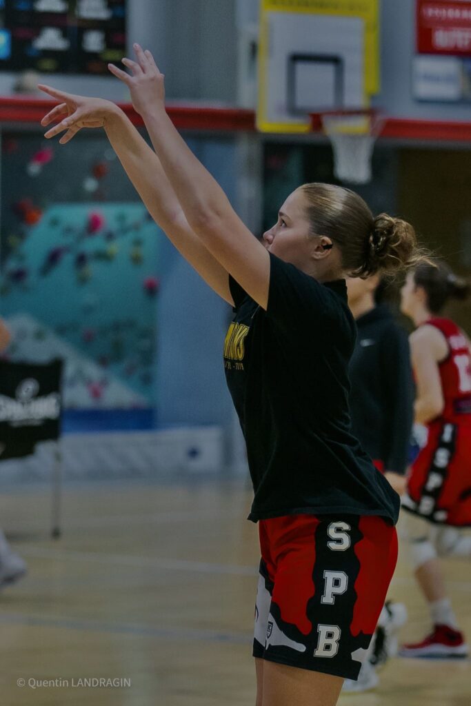 Une photo en train de faire du basket